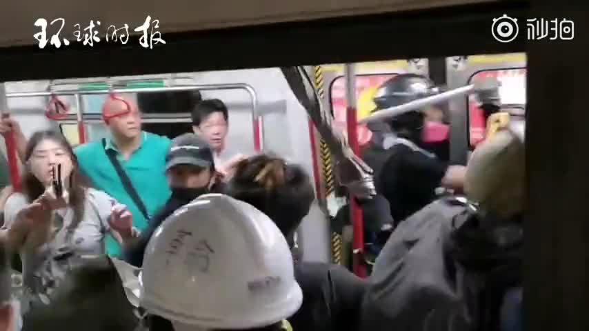 视频-香港太子地铁站暴徒袭击乘客 警察入场拘捕4
