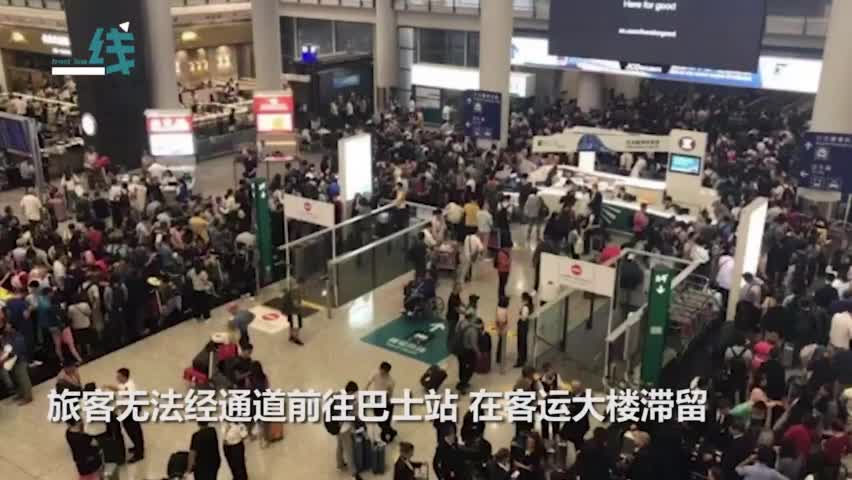 视频-暴徒大闹香港机场 市民哽咽控诉：全世界都在