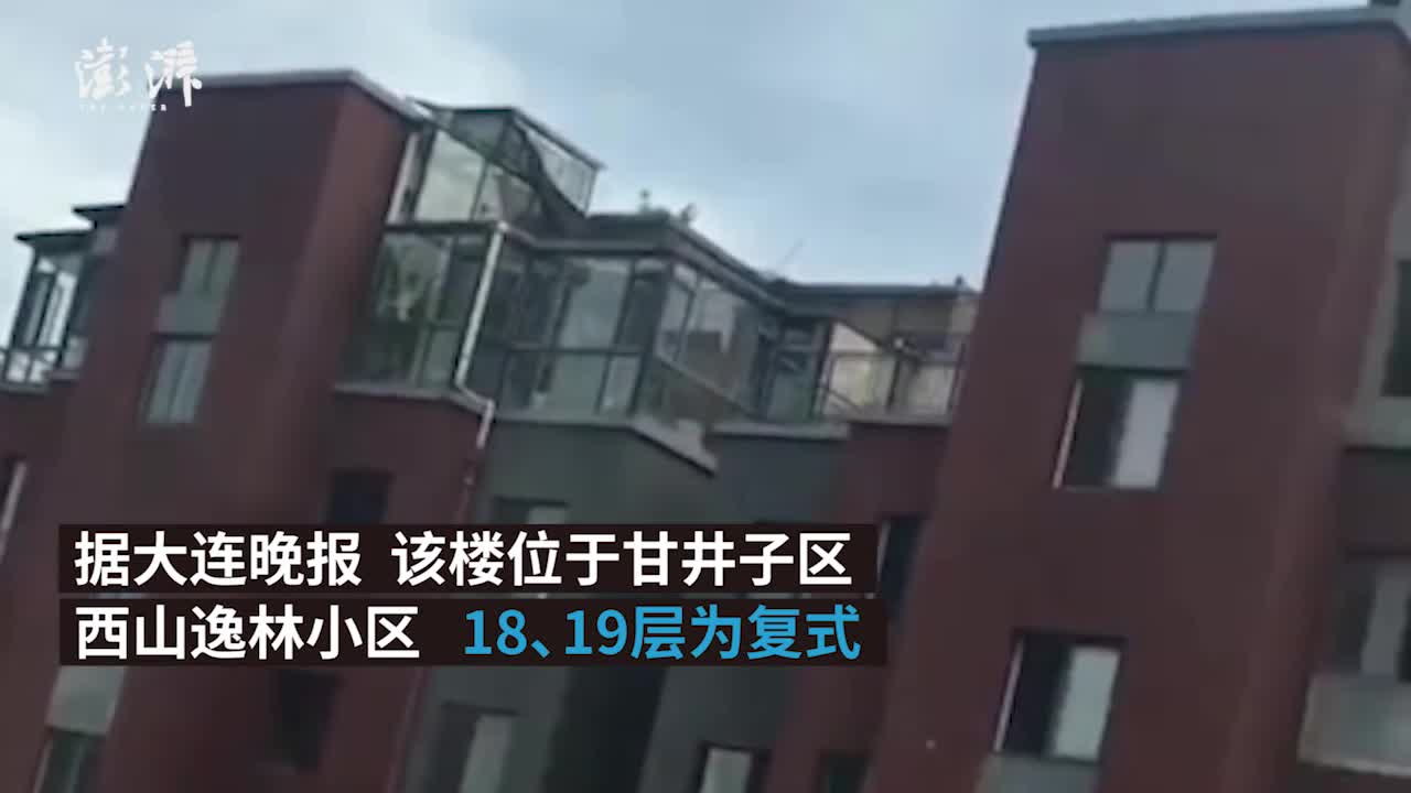 视频：业主楼顶加盖空中别墅 执法部门多次叫停施工
