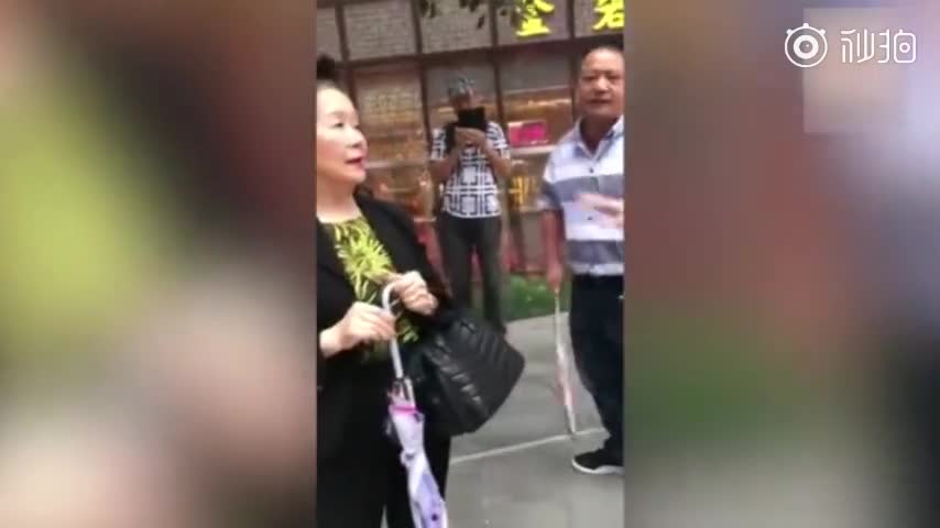 视频：香港市民当街举牌怒骂陈方安生“卖港求荣”