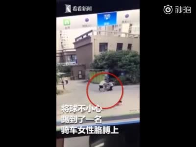 视频-男孩踢球砸中过路女子 同行男子竟将其一脚踹飞！