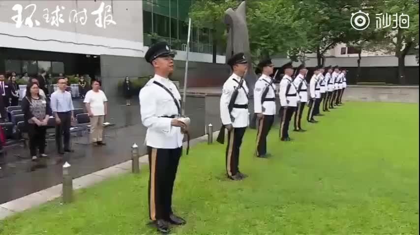 视频：林郑月娥出席抗战胜利纪念仪式 与现场人士一
