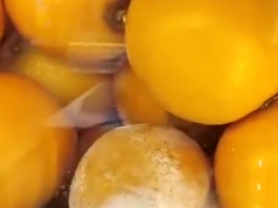 鲜榨橙汁贩卖机现发霉橙子