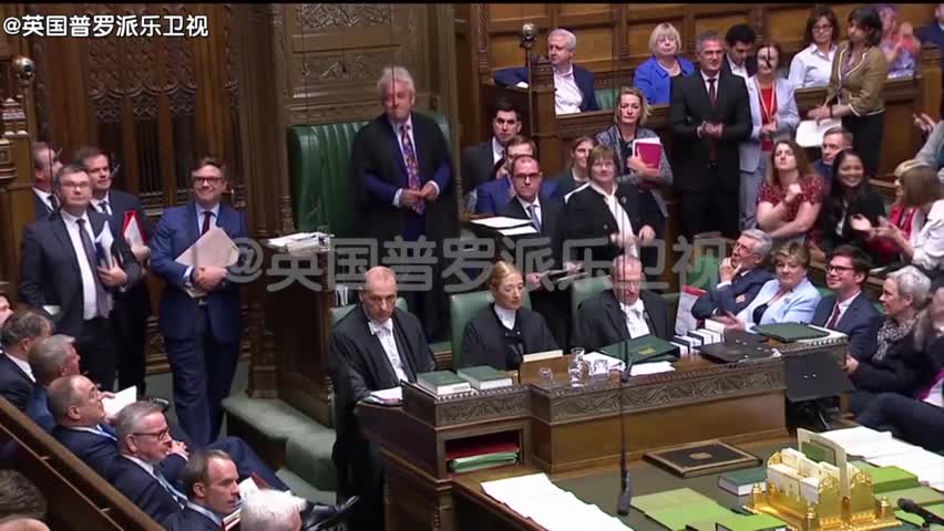 视频-英国议会议长含泪宣布辞职：