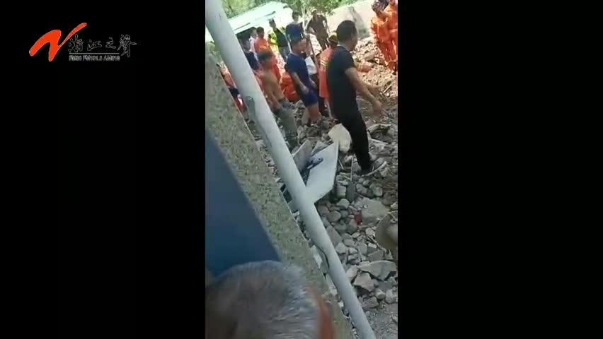 视频：浙江永嘉建房工地人员被埋压 挖掘机现场搜救