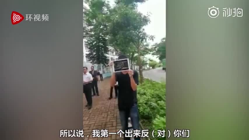 视频-香港家长校门口直怼暴徒：我不懂政治，但懂正