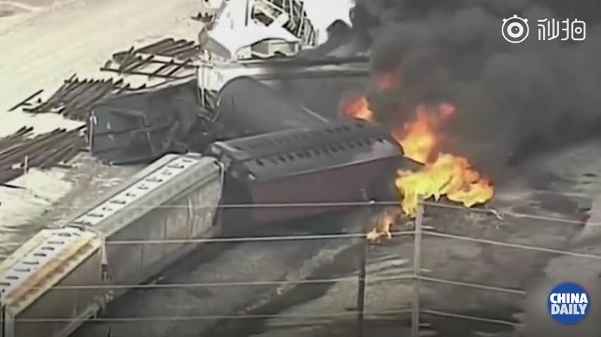 视频-美国一列车脱轨 化工用液体引发大火
