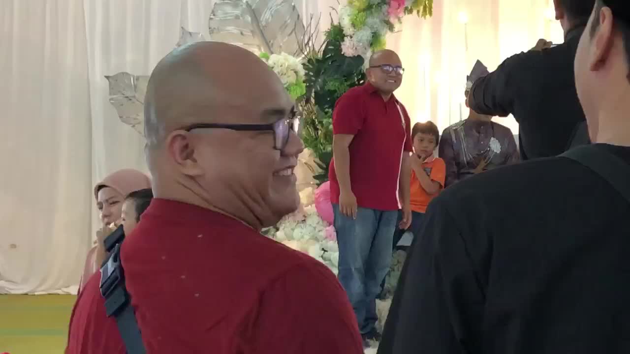 视频：难道是平行时空？男子参加婚宴却遇见“自己”
