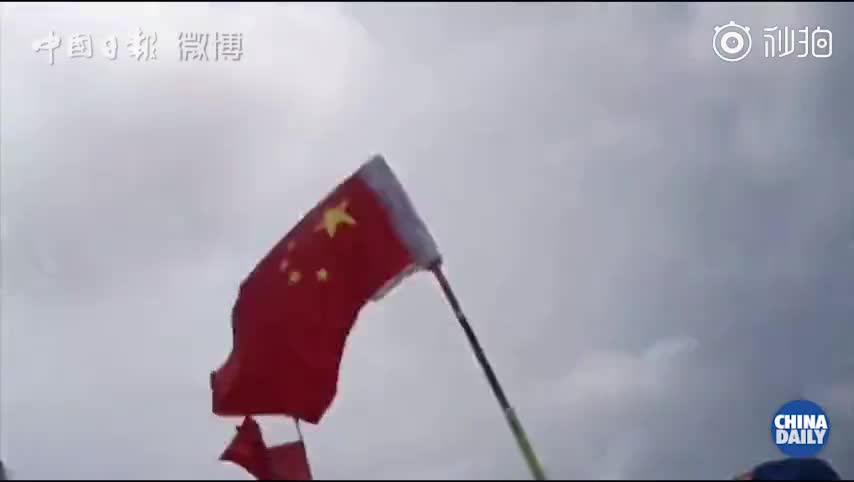 视频：香港市民在狮子山高唱国歌 挥舞五星红旗