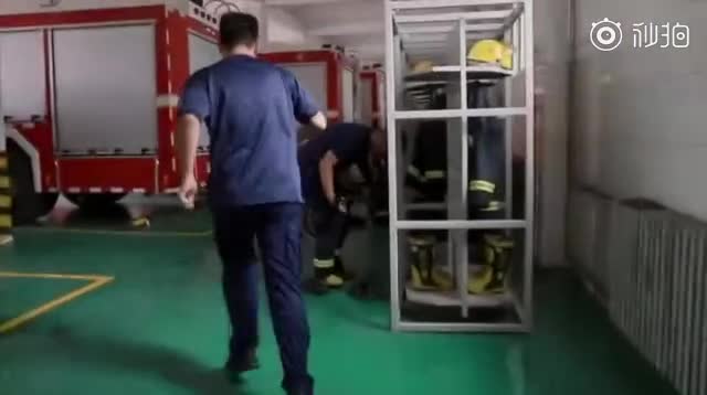 视频：消防员接受采访突遇火情 来不及说完一秒冲出