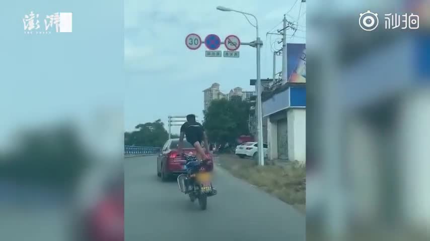 视频-男子跪骑摩托找刺激 交警：车神被拘了