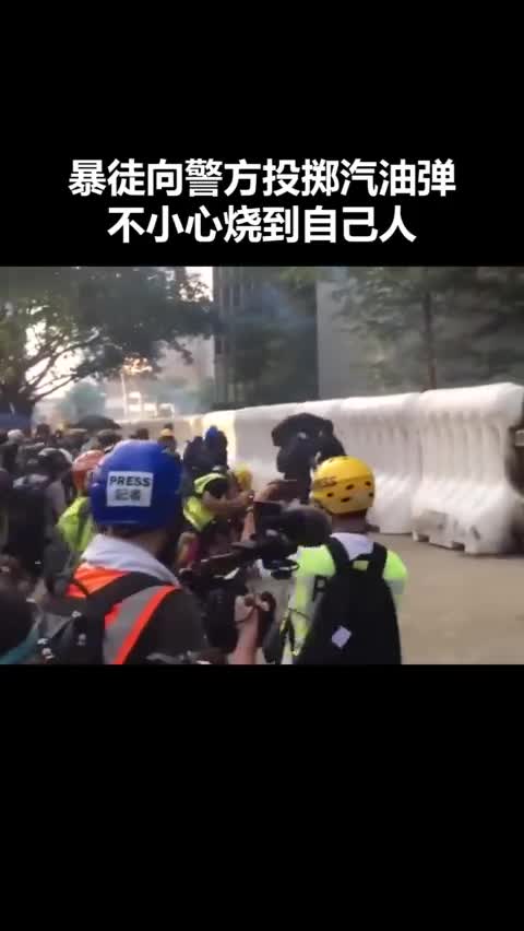 视频-香港暴徒扔汽油弹烧到同伙 实力解释“玩火自
