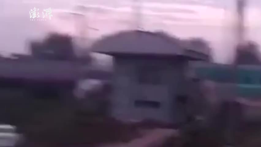视频-哈萨克斯坦大巴闯红灯遭火车撞击 现场惨烈