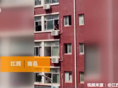 【橙视频】南昌某高校男生竟然在寝室做饭 还会颠勺