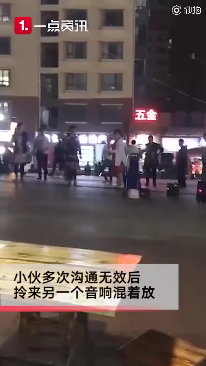 视频|小伙嫌广场舞扰民 捣乱现场遭大妈拎砖头追