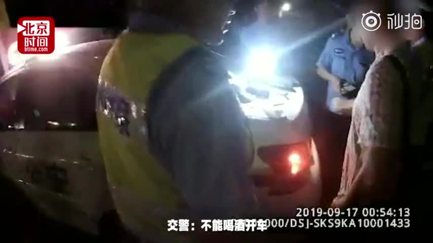 视频-男子酒驾被抓追着交警三连问：不能喝酒 你们