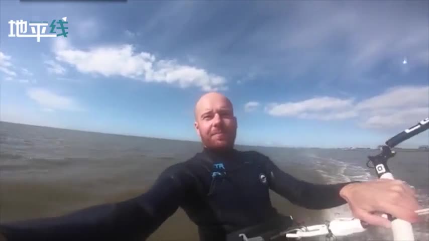 视频-德国男子冲浪时自拍 意外拍下身后硕大流星划