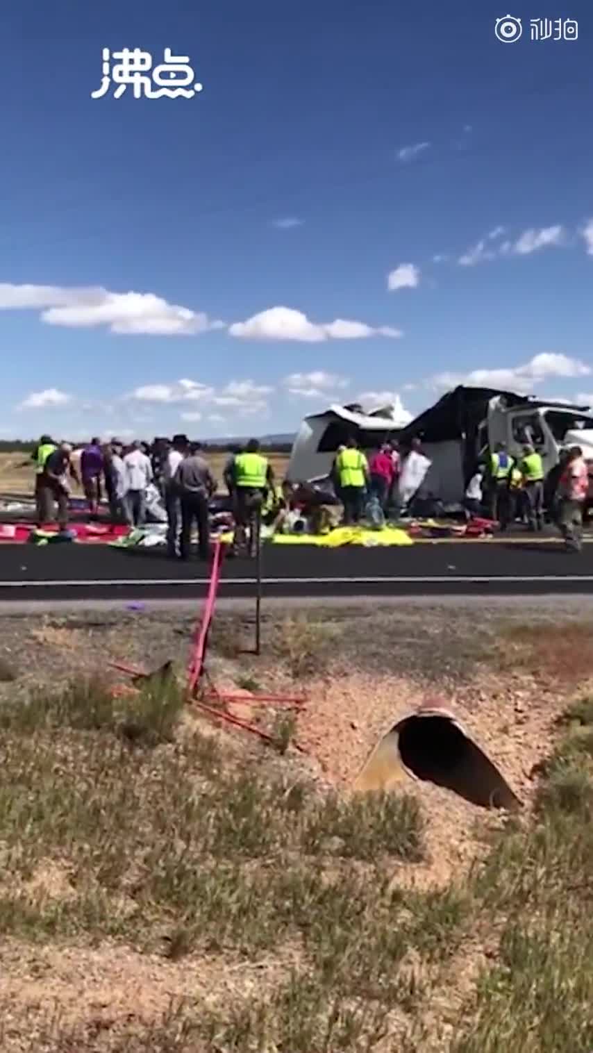 视频-中国旅游团在美国遇翻车事故 车身严重损毁