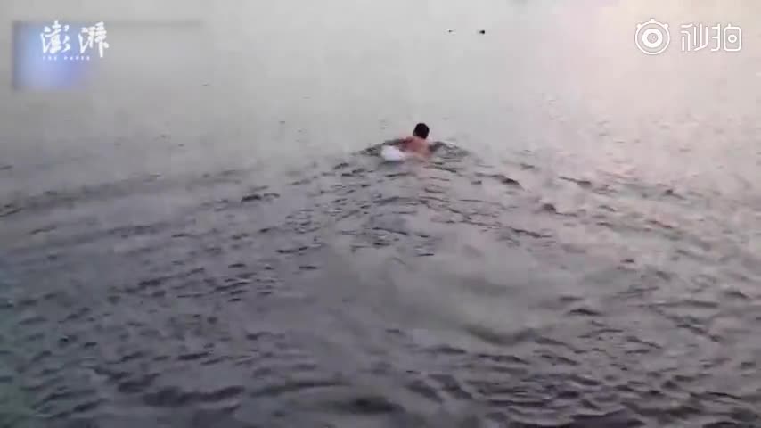 视频-幸亏体型胖！男孩落水后漂浮数小时被救