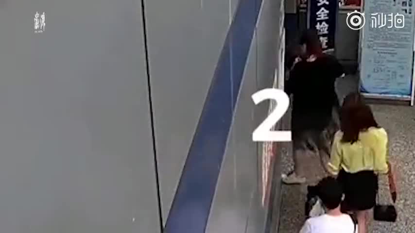 视频-男子地铁忙偷拍 被来了解情况的民警抓了现行