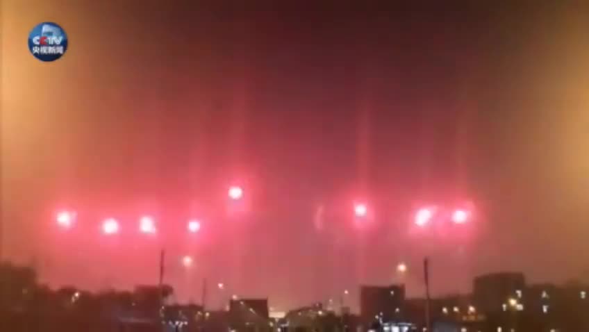 视频：网友晚间继续供稿 北京夜空被盛大绚丽烟火照