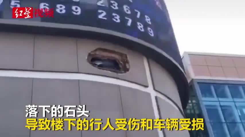 视频-20岁男子驾车撞碎3楼停车场外墙 刚拿驾照