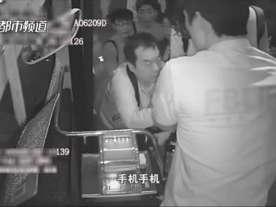“找死呢你！”郑州公交车长一把抓住“乘客”双手，大声呵斥！众人一脸懵……