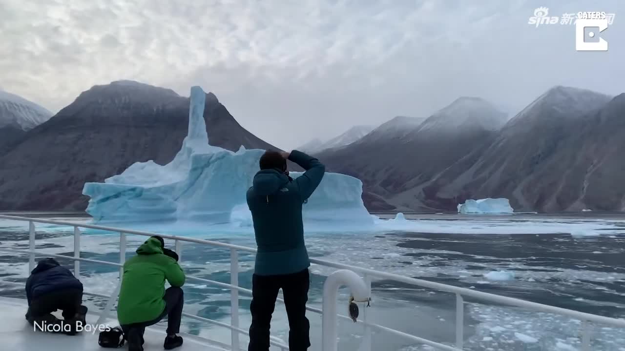 视频：摄影师拍下冰川坠毁震撼瞬间 激起巨浪吓坏游