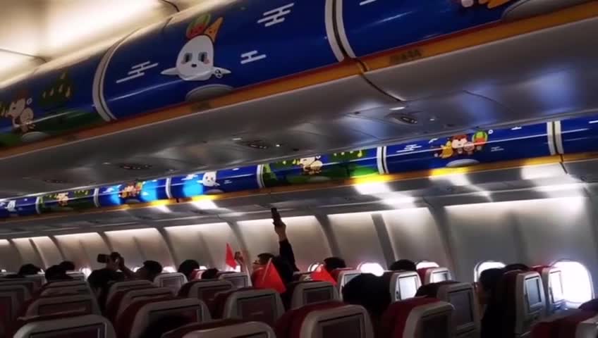 视频：首航大兴机场首航机长叫大兴 乘客听到后笑c
