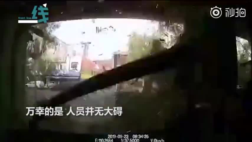视频-女司机停车一脚油门冲进路边店铺里 当场吓哭