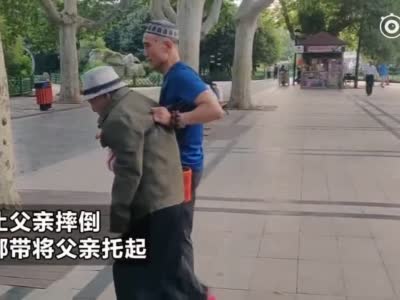 感动! 郑州公园60岁儿子扎弓步为87岁父亲当板凳