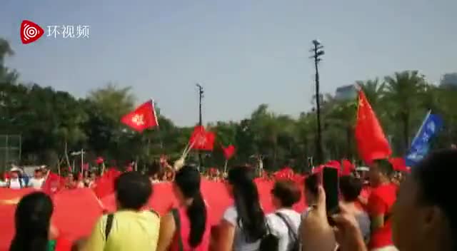 视频：香港市民展15米长国旗 高唱《歌唱祖国》送