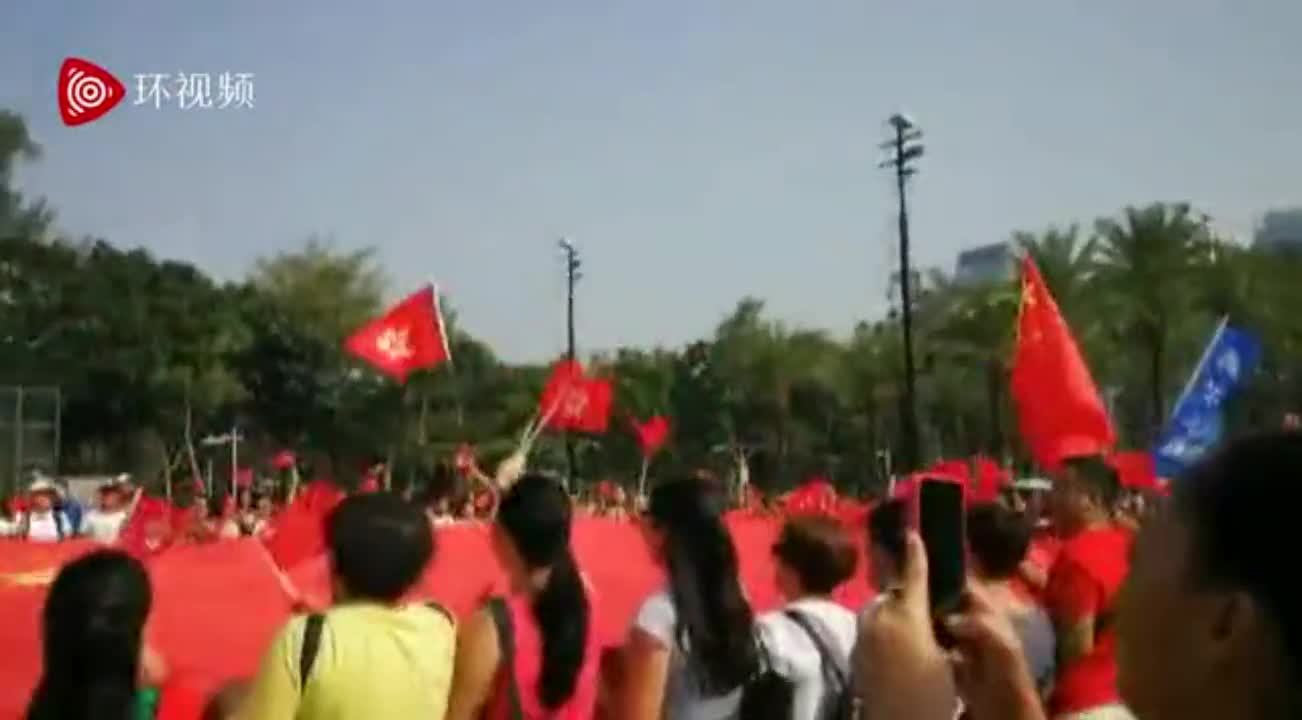 视频：一片旗海！数百香港市民在尖沙咀歌唱祖国