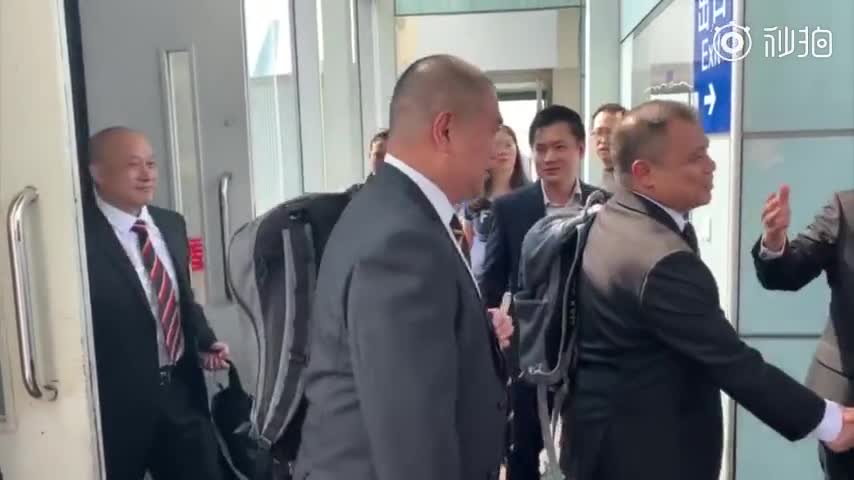 视频：“光头警长”刘Sir抵达北京 现身首都机场