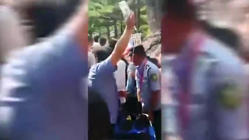 视频：六旬女游客登黄山途中突发晕厥 游客自发腾出