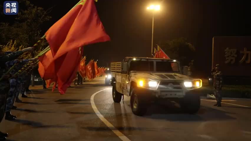 视频：当音乐响起时，泪目！阅兵散场后战旗送战车