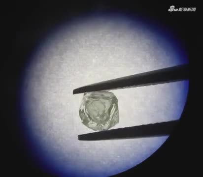 视频：俄罗斯发现世界上首颗嵌套钻石