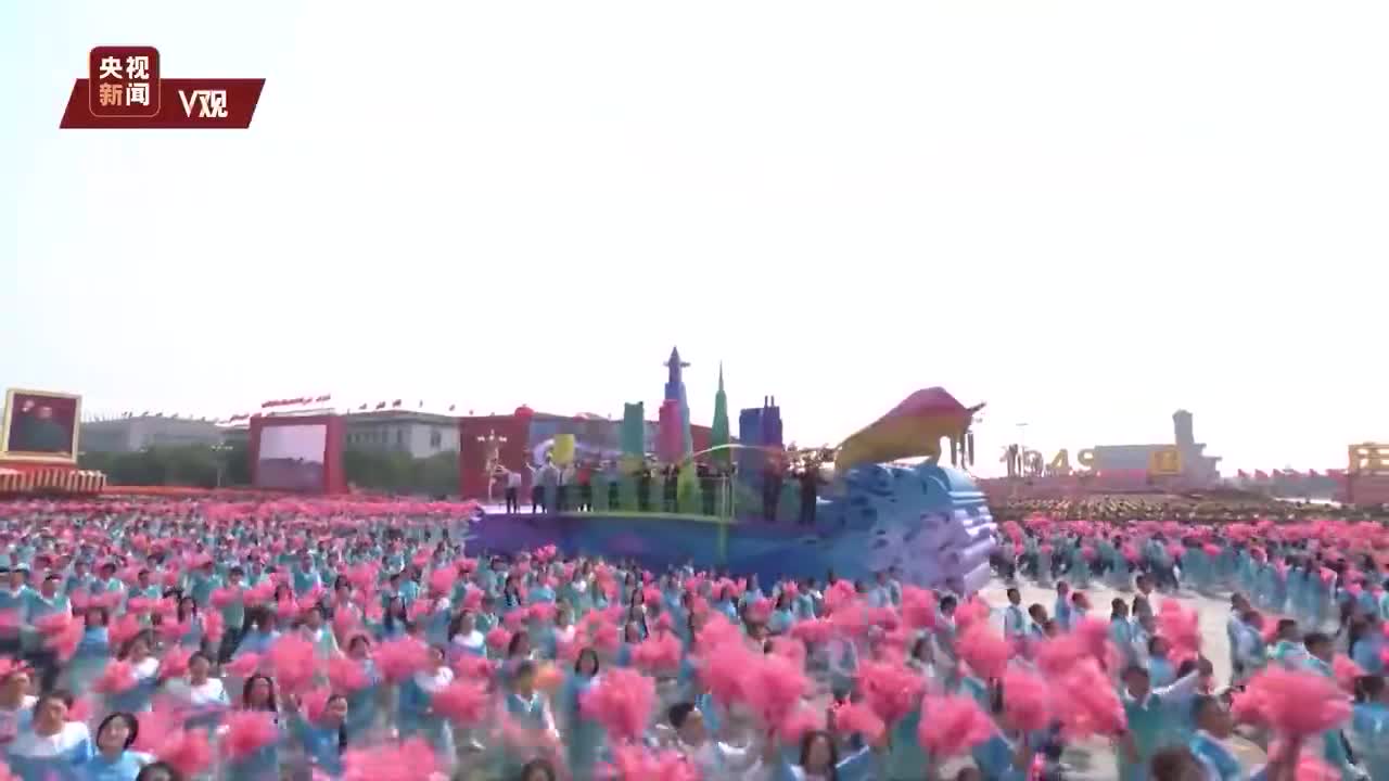 视频|10万名群众游行配经典乐曲《红旗颂》MV来