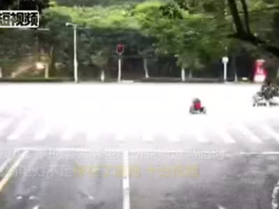 暖心！湖北宜昌一老人坐电动轮椅被困路中 辅警推车护送