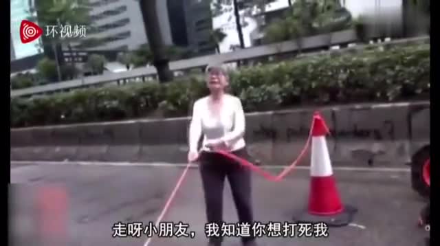 视频：香港七十岁阿婆不惧威胁拆路障 怒斥暴徒“杀