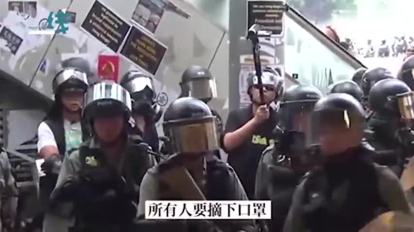 视频-香港警官斥非法集结者：给你们一个机会摘面罩