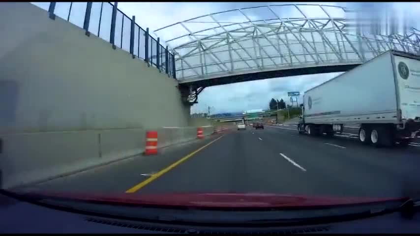 视频-司机高速路上行驶 被飞来的一大张塑料膜完全