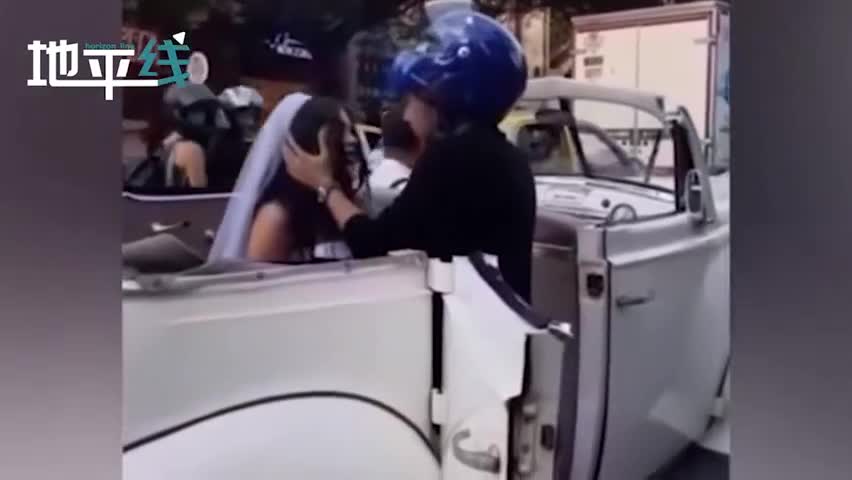 视频-哥伦比亚男子不甘心前女友嫁人 半路下跪亲吻