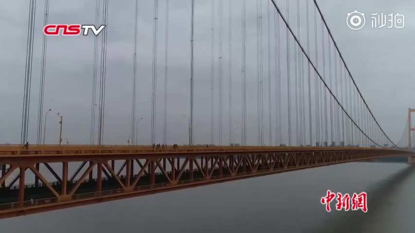 视频：世界上跨度最大双层悬索桥正式通车 创多项世