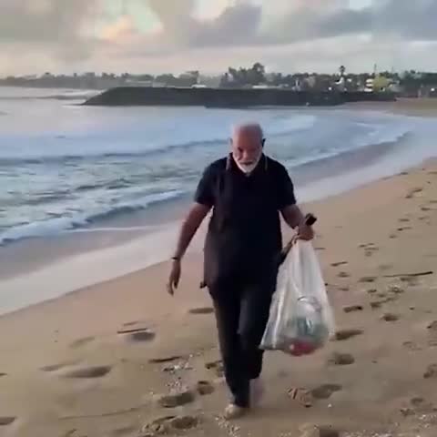 视频-印度总理莫迪海滩捡垃圾 倡导国民环保
