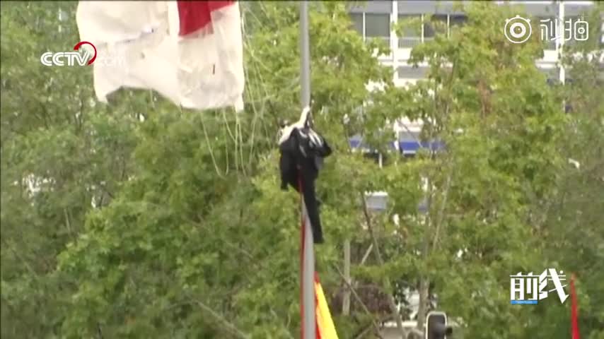 视频-国王脸都绿了 西班牙国庆伞兵失误挂在灯柱上