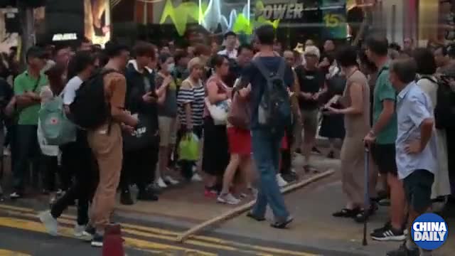 视频：香港女子清理路障被暴徒围攻 脸上被抹泥