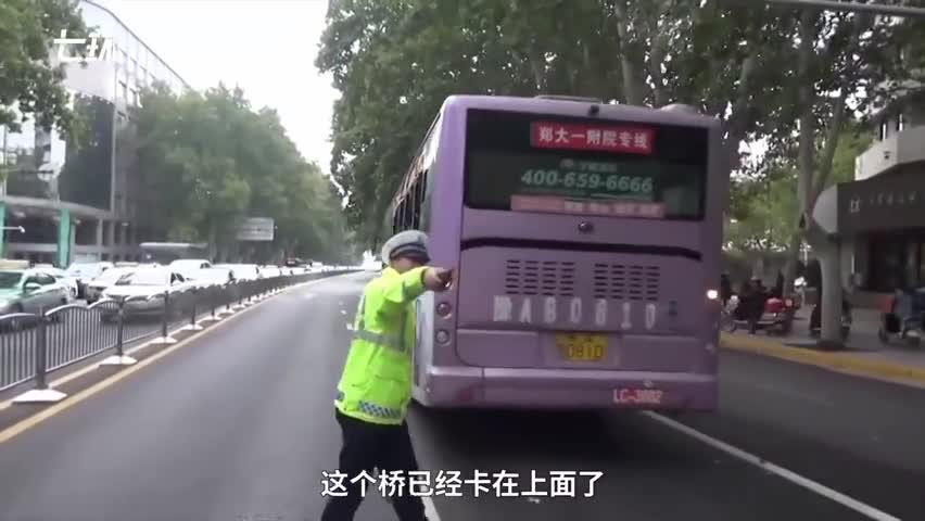视频-郑州公交违规上高架撞断3米限高杆 车上乘客