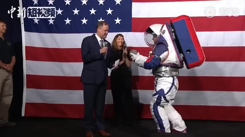 视频-NASA新一代宇航服亮相！月球穿新款宇航服
