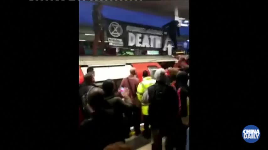 视频：“反抗灭绝”抗议者扰乱高峰期地铁 被上班族